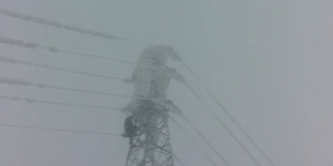 Enerji timleri, 25 metre ykseklikte enerji hattnda buz kryor