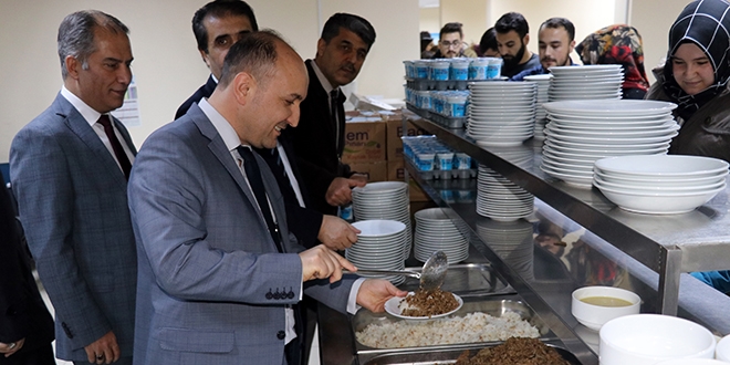 Ders çalışan öğrencilere döner ve ayran ikramı