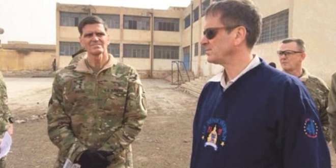 ABD'li komutan Rakka'da PKK'lı teröristlere moral ziyaretinde bulundu