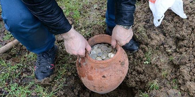 Biriktirdiği 45 bin lira madeni parayı toprağa gömdü