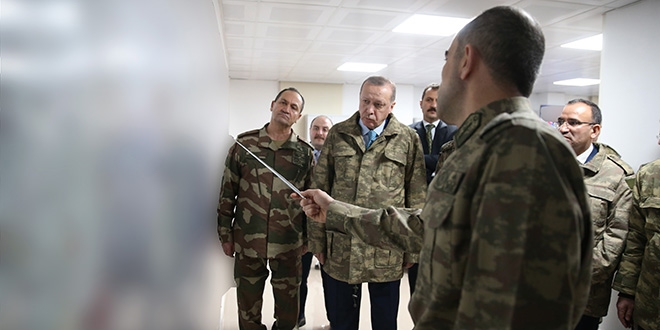 Cumhurbakan Erdoan askeri elbiseyle hitap etti