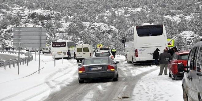 Ankara-Kayseri yolunda ulaşım güçlükle sağlanıyor