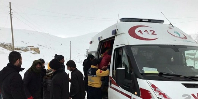 Karda mahsur kalan sağlık ekiplerinin imdadına belediye ekipleri yetişti