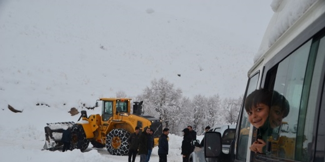 Hakkari'de köy yolunda mahsur kalan 12 kişi kurtarıldı