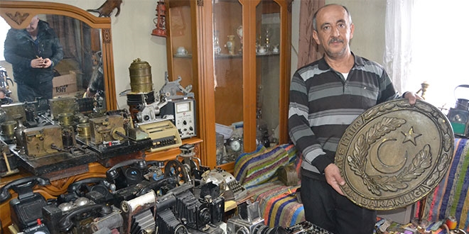 30 yıldır antika eşya biriktiriyor
