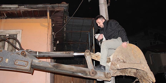 Kepçe operatöründen 'iyilik' mesaisi