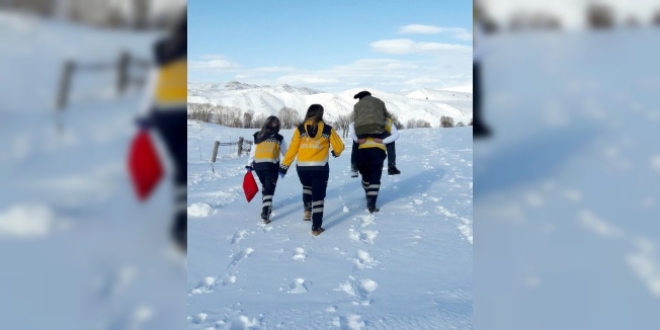 Ambulans şoförü yaralıyı sırtında taşıdı