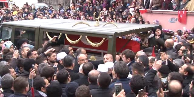 Şehit eşinin üniformasıyla tabut başında gözyaşı döktü