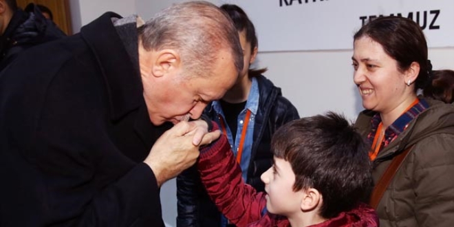 Cumhurbaşkanı Erdoğan, şehit polisin ailesi ile görüştü