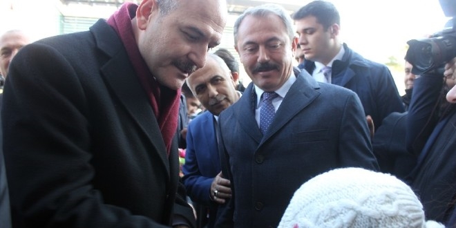 Bakan Soylu, kaptaki Suriyelilerle bir araya geldi