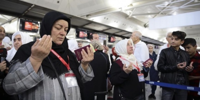 Şehit yakınları ve gaziler umreye gitti