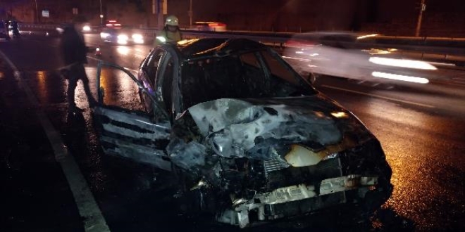 Polis aracına çarpan otomobil alev alev yandı