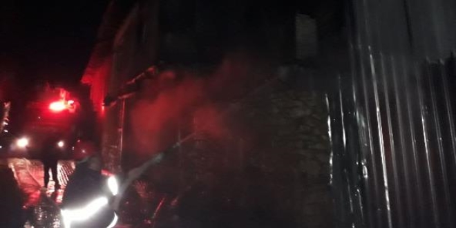 Yangında evlerinde mahsur kalan yaşlı çift yanarak can verdi