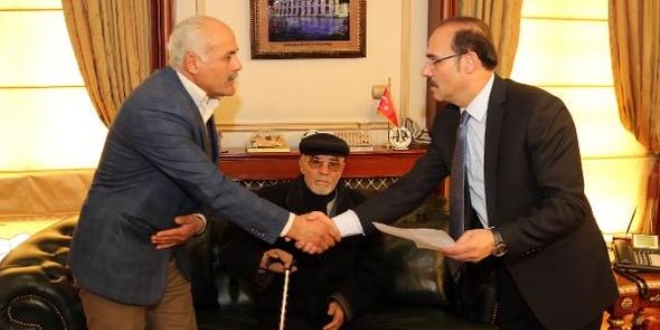 Muhtar, maaşını Mehmetçik Vakfı'na bağışladı