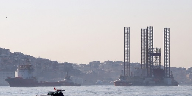 Petrol platformu taşıyan gemi İstanbul Boğazı'nda