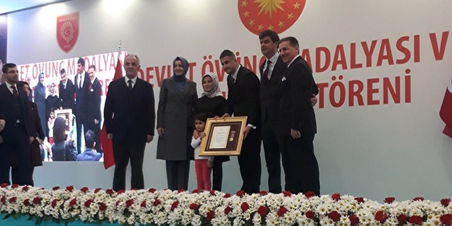 15 Temmuz Gazisi Polis Memuru madalyasını aldı
