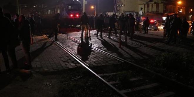Yolcu treni motosiklete çarptı: 2 ölü