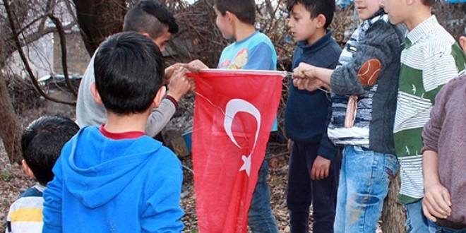 Soylu, bayra yerde brakmayan ocuklarla bulutu