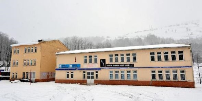 Zemini kayan, duvarları çatlayan okul kapatıldı