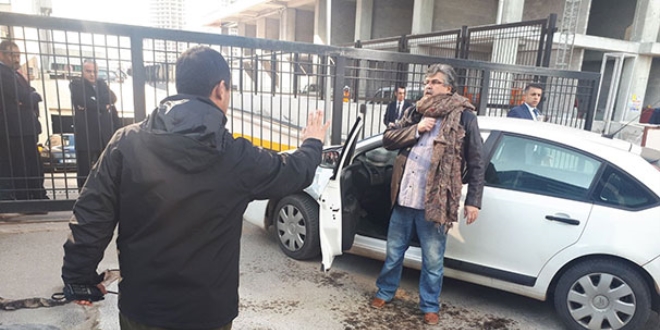 CHP Genel Merkezi önünde kendisini yakmaya çalıştı
