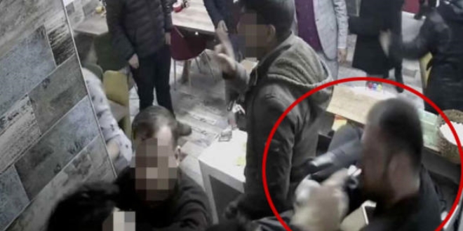 İlgi isteyen polis garsonu tokatladı