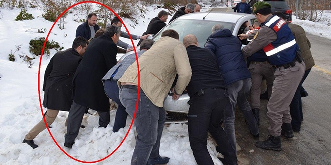Vali, karda yolda kalan vatandaşın aracını itti