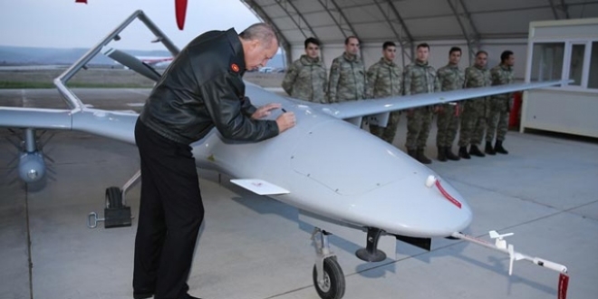 Cumhurbaşkanı Erdoğan SİHA TB2'ye imza attı