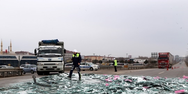 8 ton cam yola saçıldı