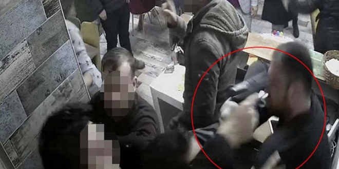 O komiser yardımcısının silahına el kondu