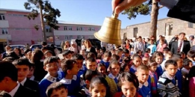 Öğrenci ve öğretmenler ders başı yapıyor