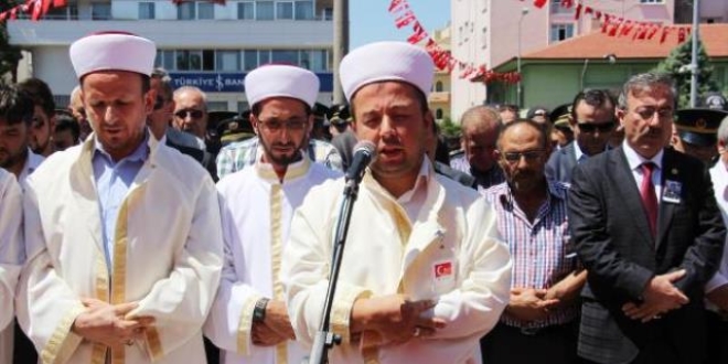 Ispartalı şehidin cenazesini dedesi kıldırdı