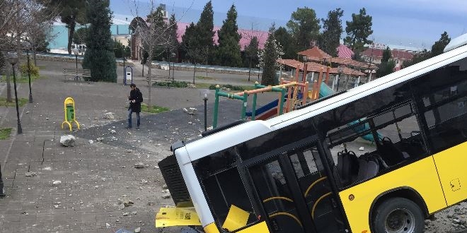 Belediye otobüsü kayarak çocuk parkına düştü