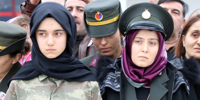 Şehit ağabeyini üniformasını giyerek asker selamıyla karşıladı