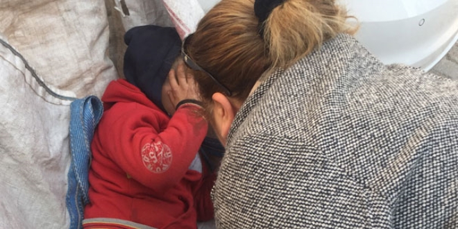 Yaşıtları okula gitti, o atık kağıt toplarken uyuyakaldı
