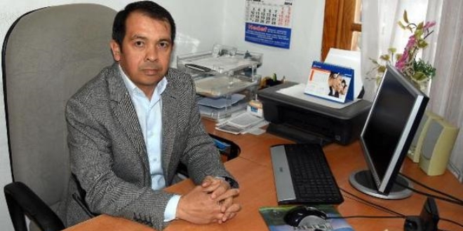Gündüz muhtar, gece çöp kamyonu şoförü