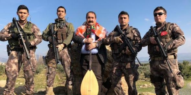 Halk ozanı, askere destek için Hassa'ya gitti