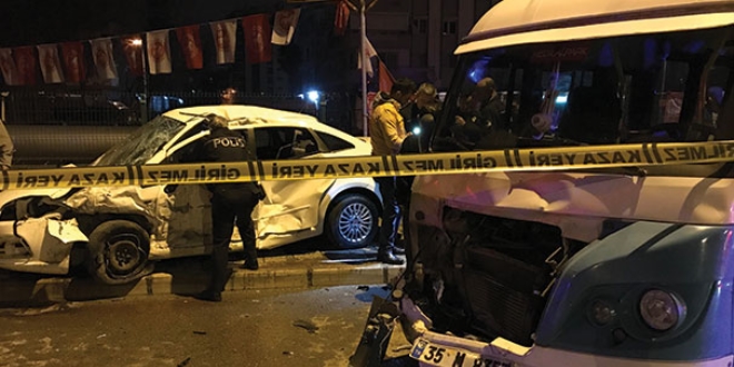 Otomobil park halindeki minibüslere çarptı: 2 ölü