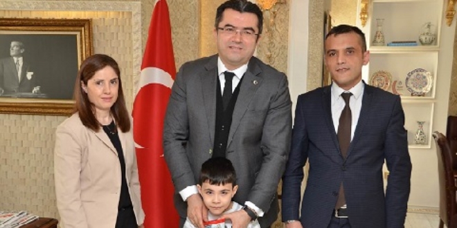 Kumbarasını Mehmetçik için açtı