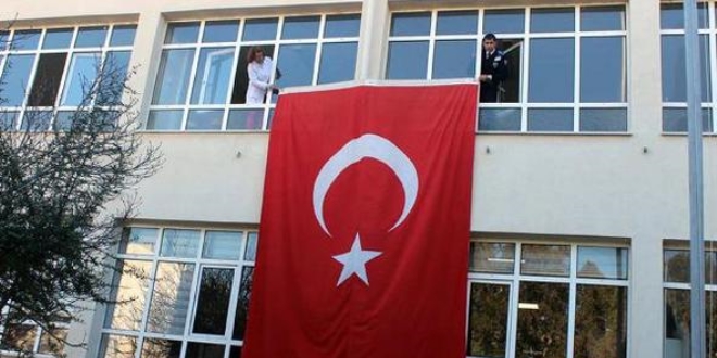 Şehit Teğmen'in eşinin okuluna Türk bayrağı asıldı
