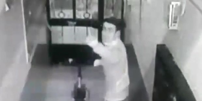 Pişkinliğin böylesi! Hırsızlık yaptı kameraya el salladı