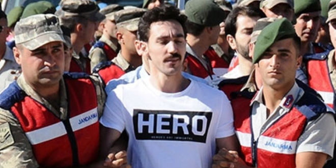 'Hero' tişörtütlü FETÖ sanığı hakim karşısında
