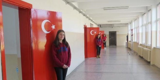 Okulun sınıf kapıları Türk bayrağı motifi ile boyandı