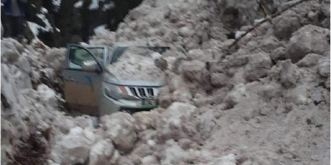 Üzerine çığ düşen araçtan sağ çıktılar