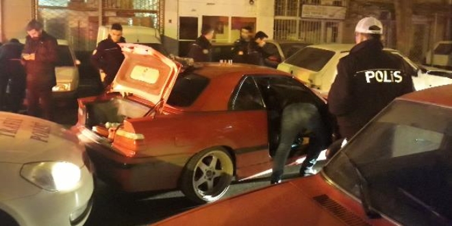 Başkent'te polis-şüpheli kovalamacası kazayla bitti