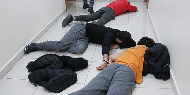 Lüks rezidansa baskında, uyuşturucu ayakkabılardan çıktı