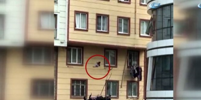 Camdan düşen çocuğu vatandaşlar kurtardı