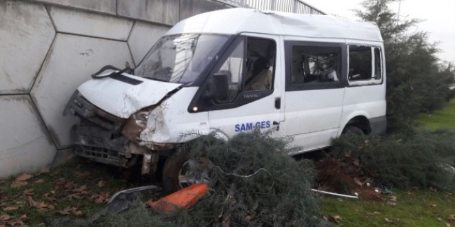 Bartın'da minibüs evin duvarına çarptı: 17 yaralı
