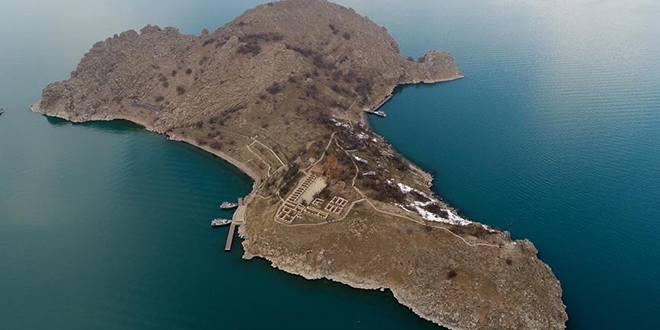 Akdamar Adası'na gölün altından 'tatlı su' taşınacak