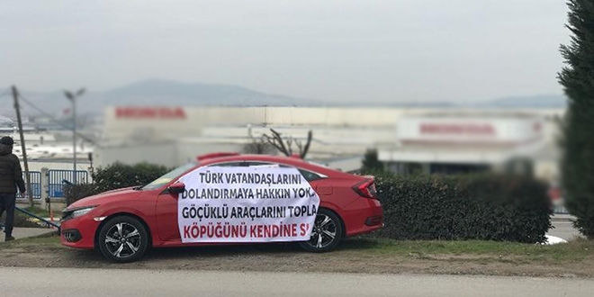 Sıfır araçlarının hatalı çıktığını iddia eden sürücüler eylem yaptı