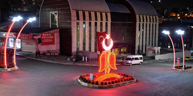Hakkari'ye ay yıldız ve ters laleli aydınlatma